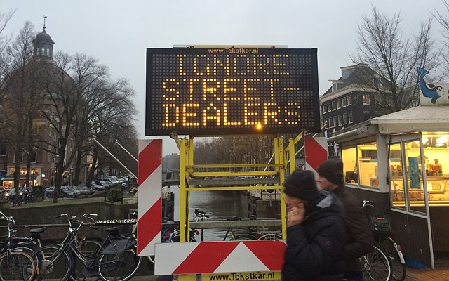 No compre drogas en la calle a desconocidos