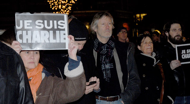 Mafestación silenciosa en Hilversum contra el atentado en París. Foto: Ingrid de Vries